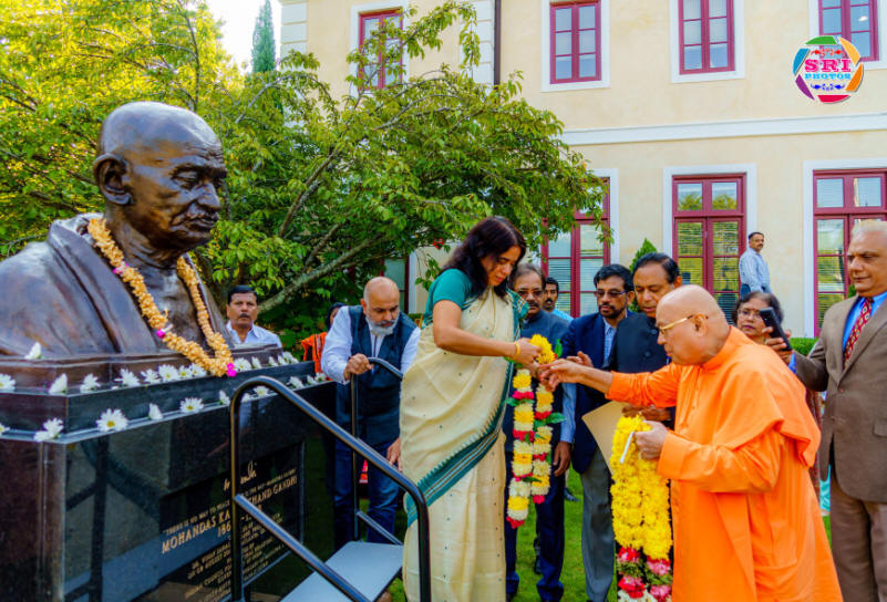 Consul General and Pujya Swami Ji offering Flowers to Gandhi's bust at Consulate